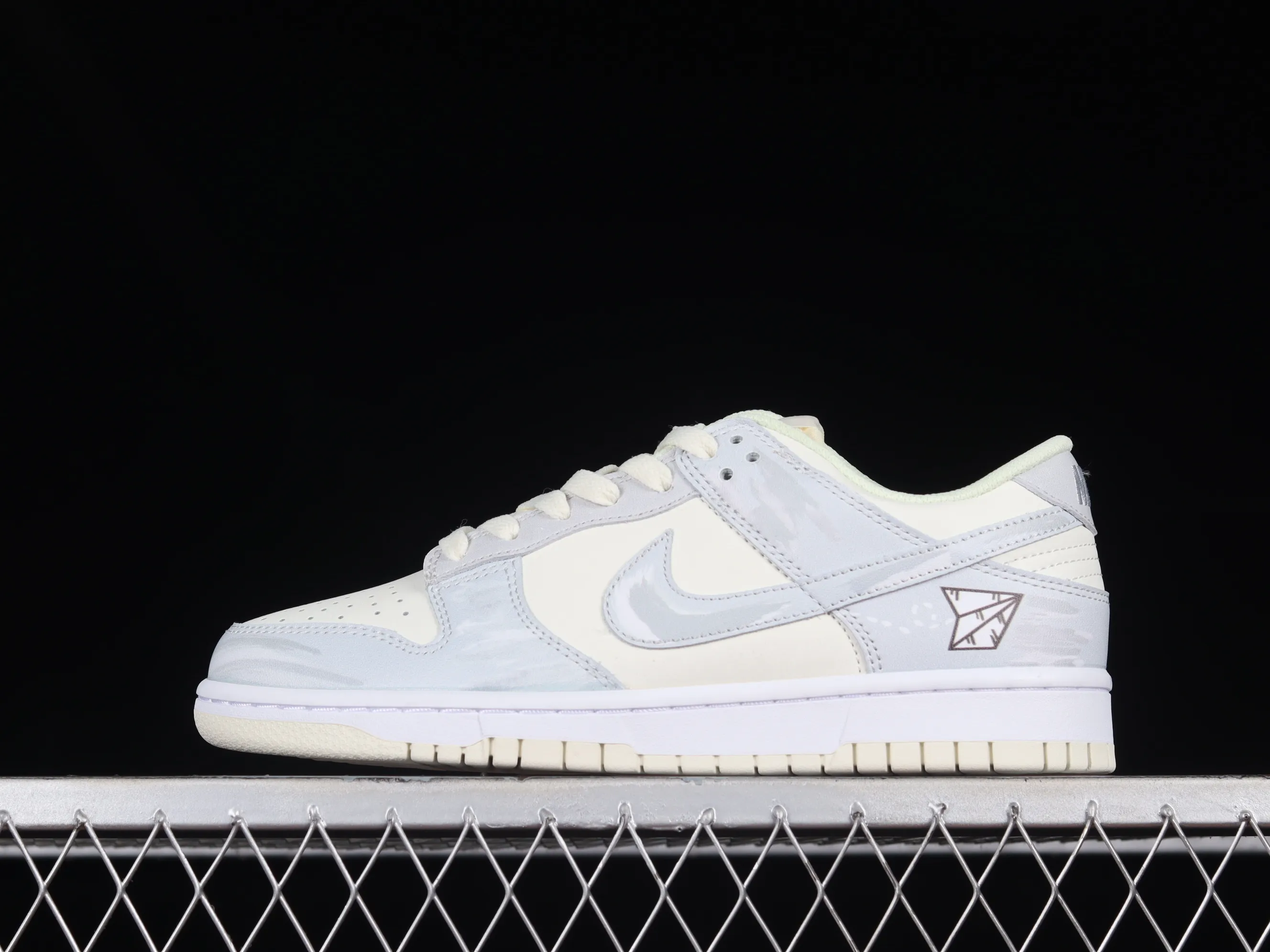 All categories Nk SB Dunk series Nk SB Dunk Low low-top sneakers Nk Dunk Low paper airplane SB smashed backboard fashion casual sneakers NB2206-218